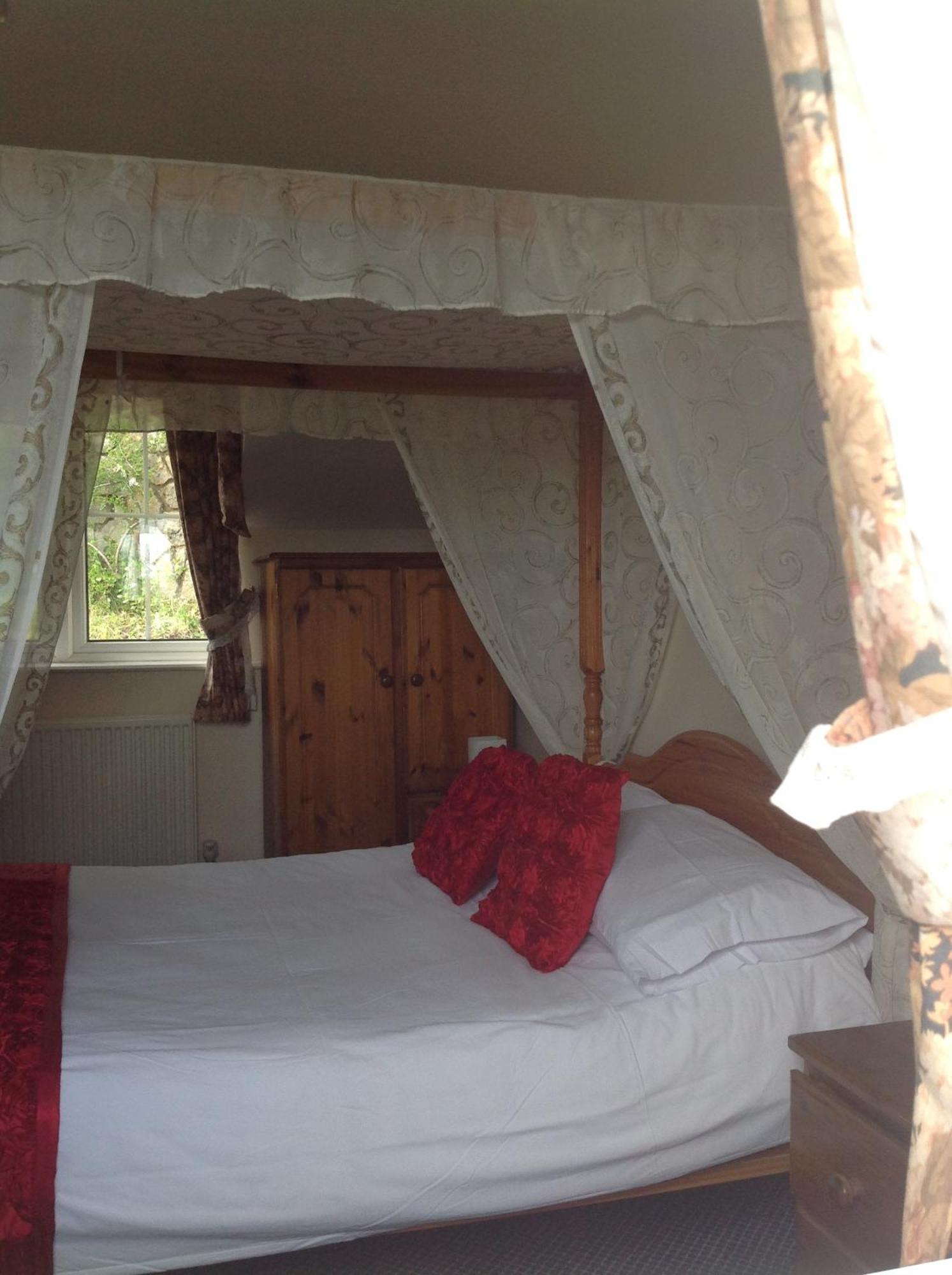 The Glan Yr Afon Inn 홀리웰 객실 사진