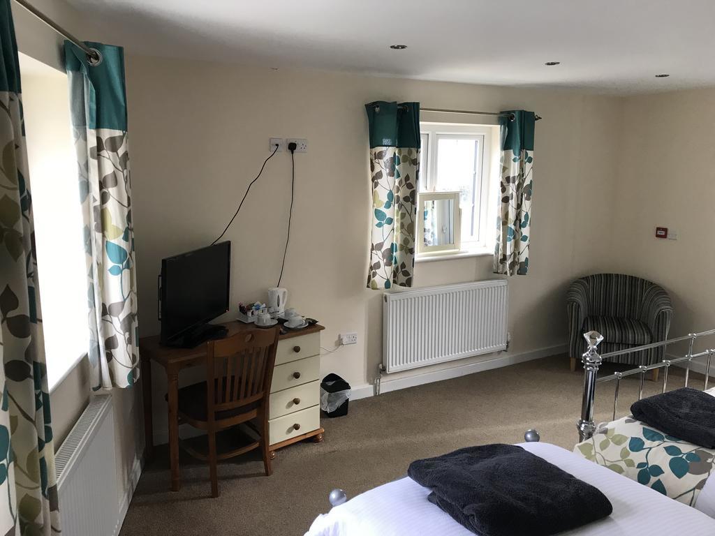 The Glan Yr Afon Inn 홀리웰 외부 사진