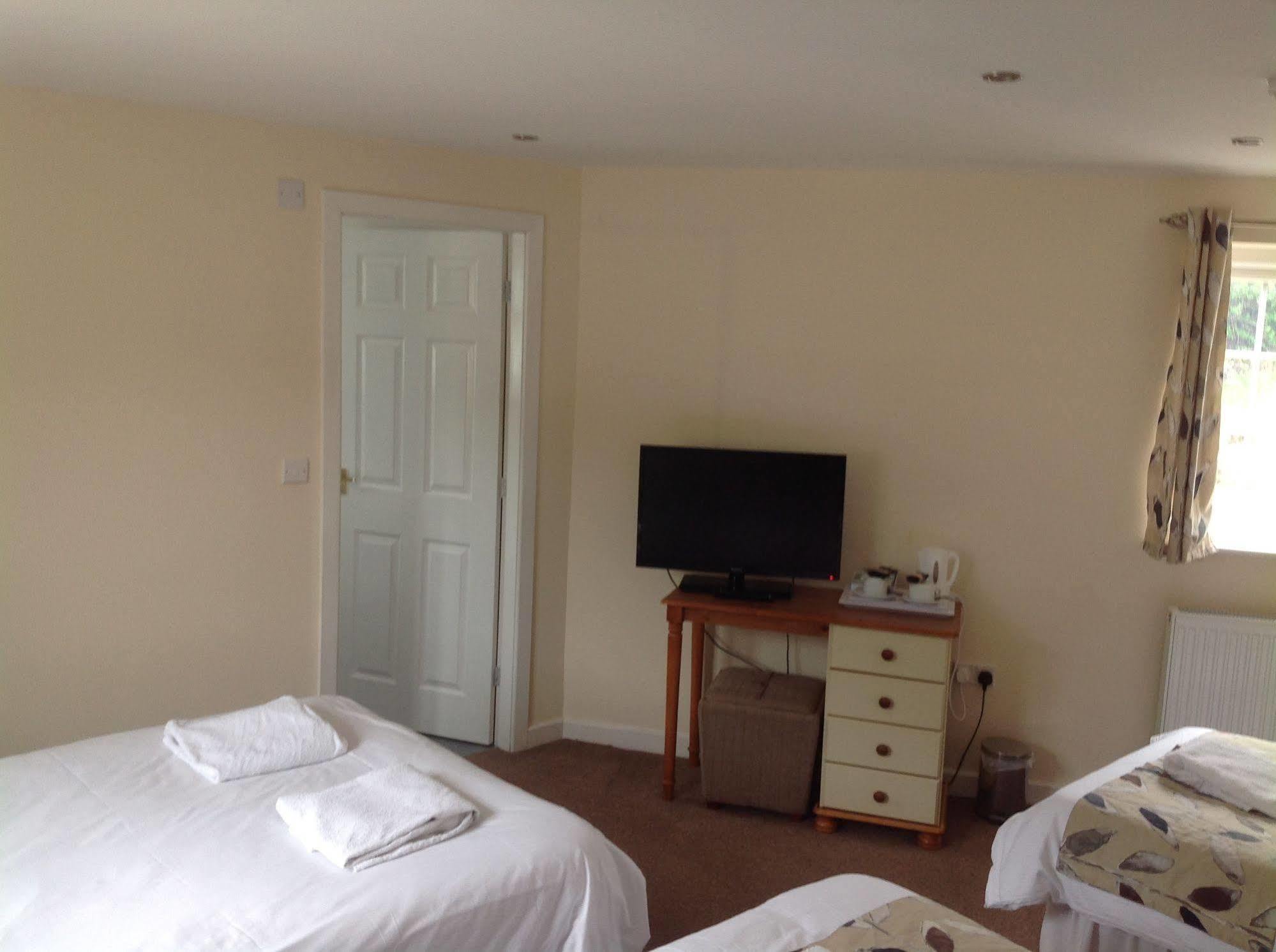 The Glan Yr Afon Inn 홀리웰 외부 사진