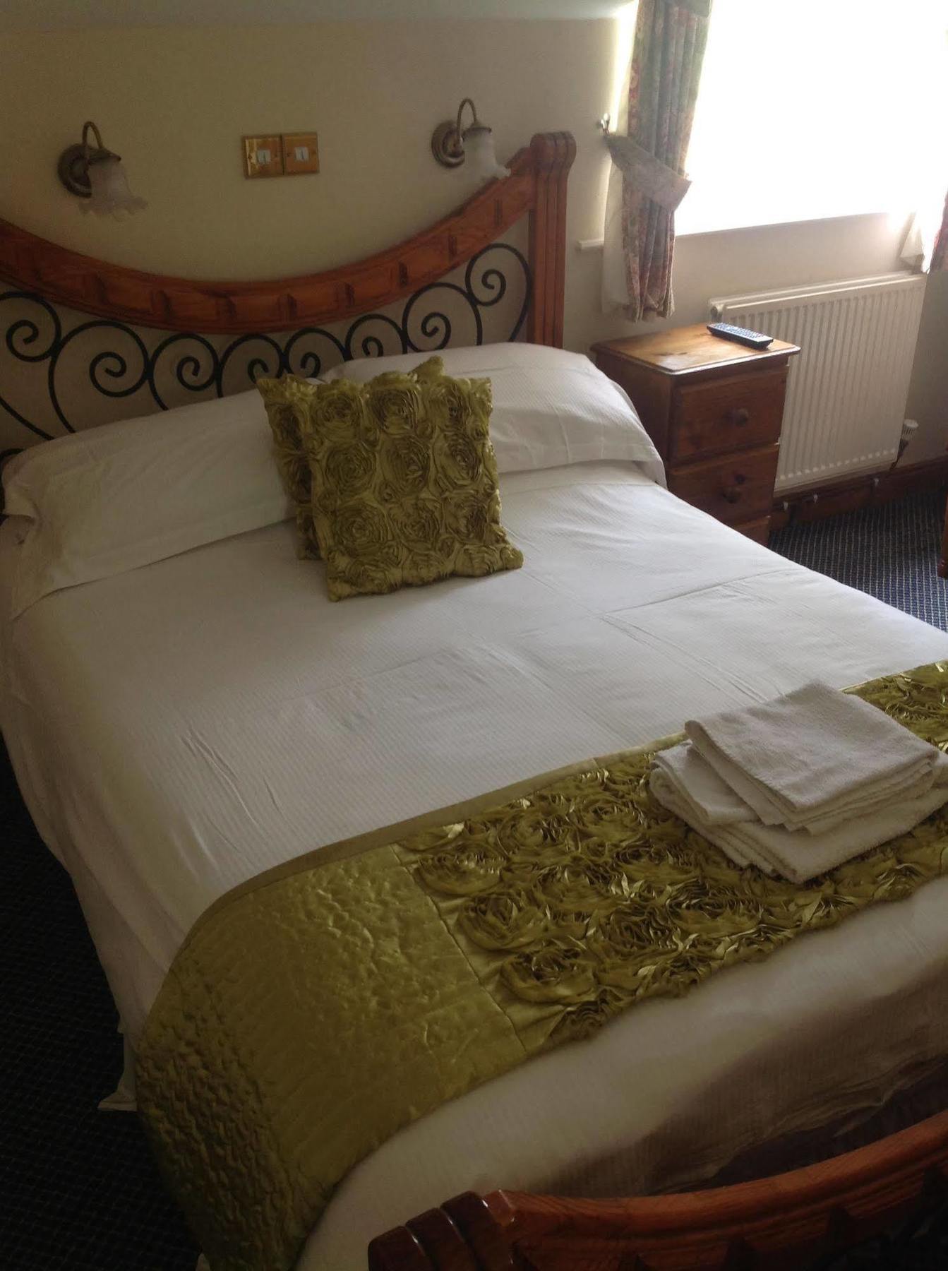 The Glan Yr Afon Inn 홀리웰 외부 사진