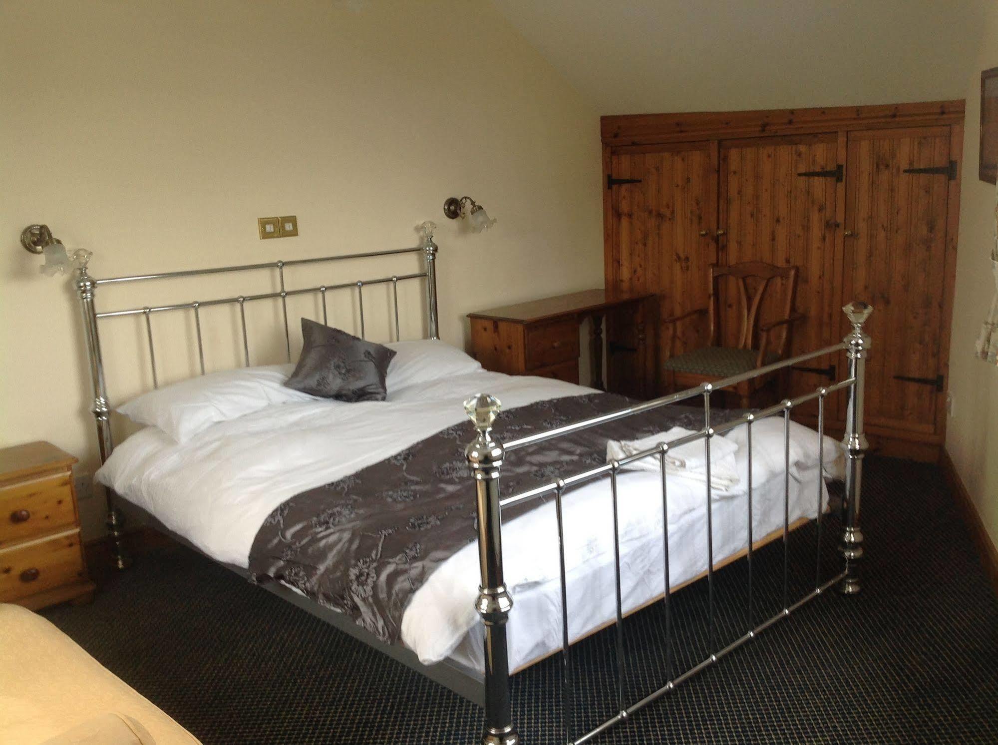 The Glan Yr Afon Inn 홀리웰 외부 사진
