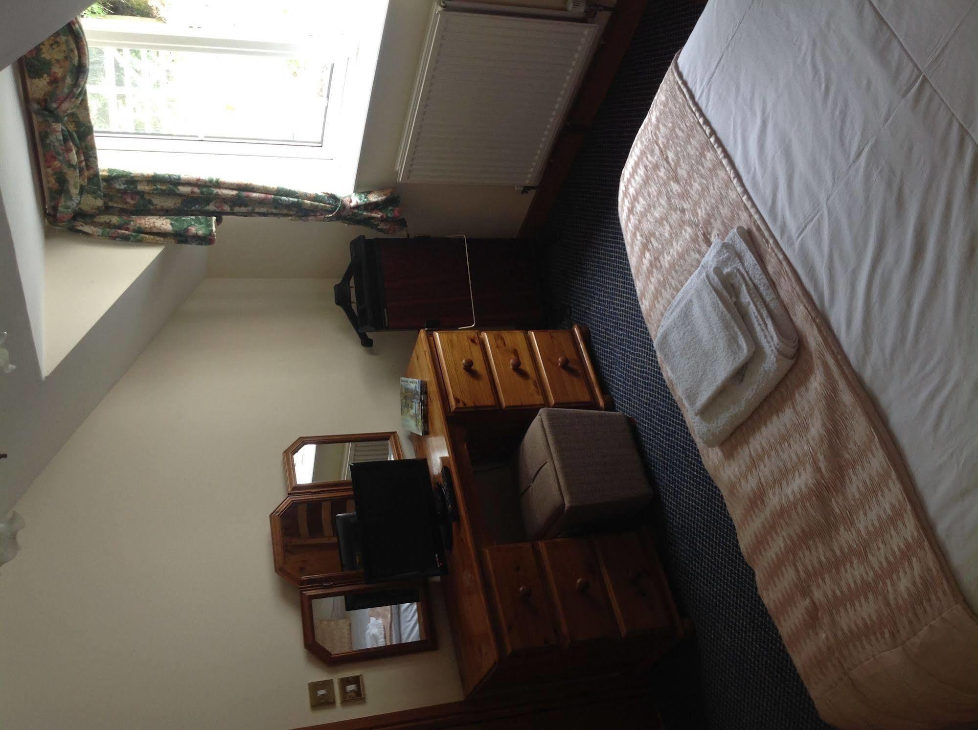 The Glan Yr Afon Inn 홀리웰 외부 사진